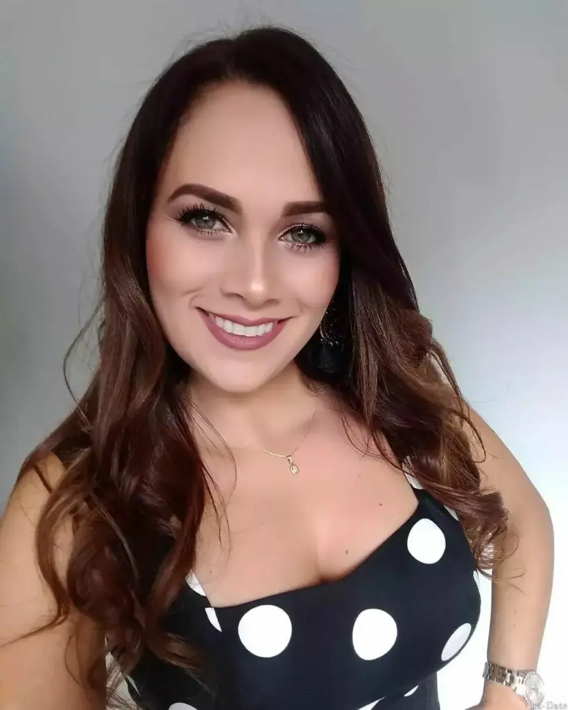 Alejandra Profile image 4